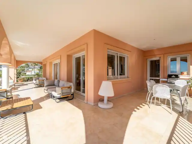 Villa de luxe avec vue mer panoramique | Espagne, Costa del Sol, Benalmádena - villa Balcon couvert donnant sur le salon et la cuisine
