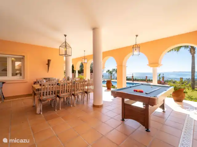 Villa de luxe avec vue mer panoramique | Espagne, Costa del Sol, Benalmádena - villa Terrasse couverte au bord du jardin et de la piscine