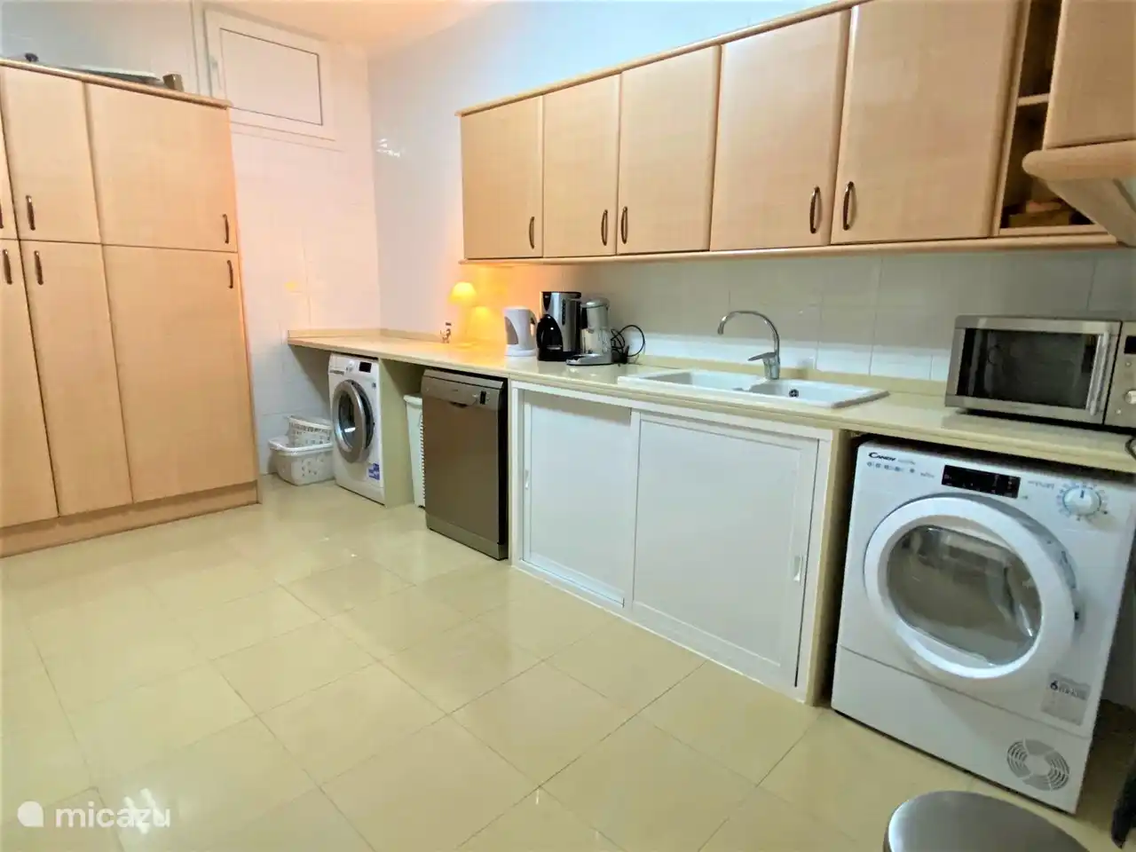 Cuarto de servicio con lavadora y secadora.