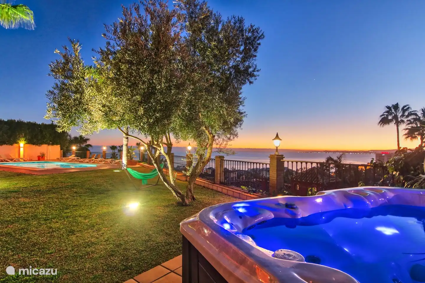 Bañera de hidromasaje con vistas al mar.