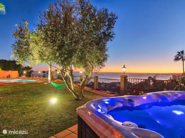 Villa de luxe avec vue mer panoramique | Espagne, Costa del Sol, Benalmádena - villa Vue sur l'océan du bain à remous.