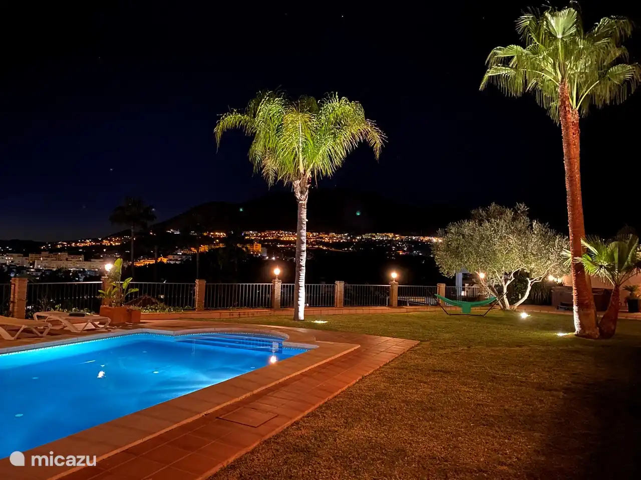 Luces parpadeantes de Benalmádena Pueblo en las colinas.