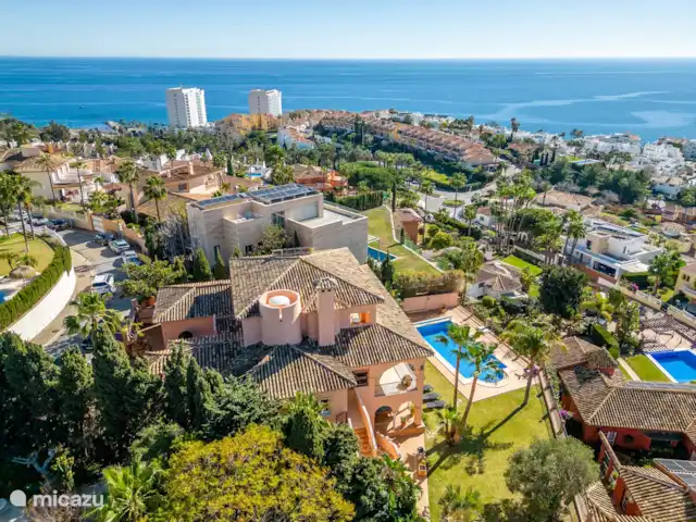 Villa de luxe avec vue mer panoramique | Espagne, Costa del Sol, Benalmádena - villa Parking dans la rue devant la maison