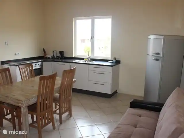 Kunuku Abou-B | Curaçao, Banda Abou (ouest), Daniel - appartement Une cuisine ouverte avec micro-onde combiné et lave-vaisselle.