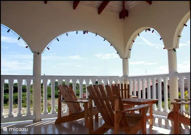 Terrasse allongée au vent.