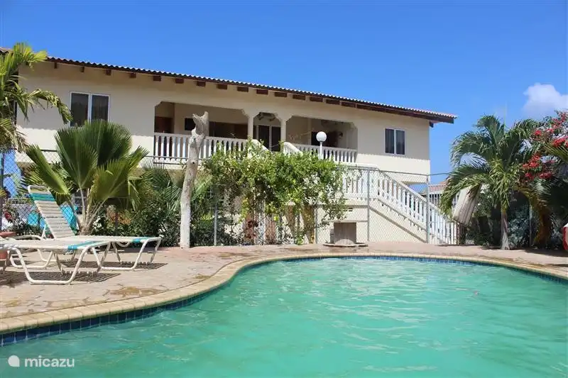 L'appartement vu de la piscine.