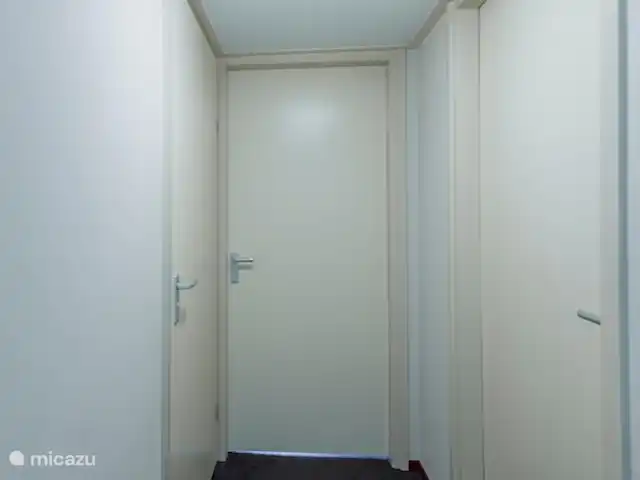 Bungalow La Paloma en Países Bajos, Güeldres, Beekbergen - villa El aterrizaje en el primer piso. Dos dormitorios y baño a la izquierda.