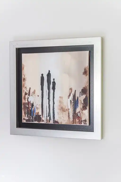 Een van de twee (echte) schilderijen boven.