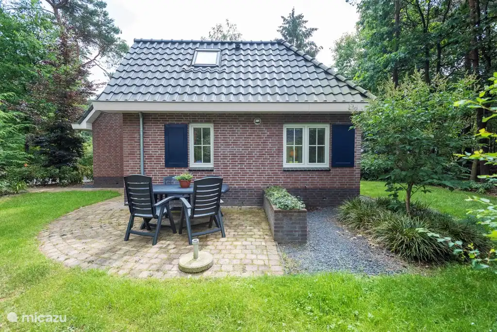 Het terras aan de Westkant. Voor de middag en avondzon