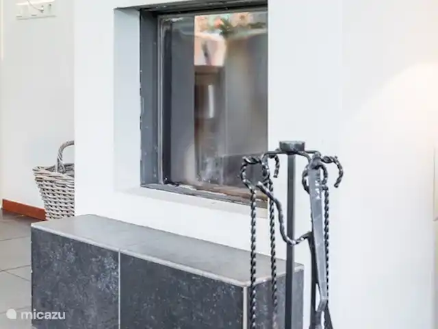 Bungalow La Paloma en Países Bajos, Güeldres, Beekbergen - villa La chimenea de alta eficiencia para encender un hermoso fuego. Mueve el vaso hacia arriba. Ponga los bloques de madera y simplemente queme.