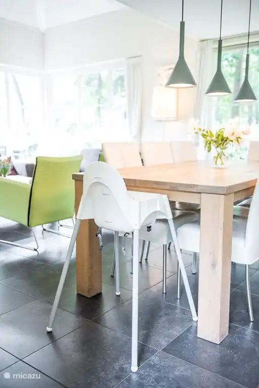 Een handige lamp boven tafel met drie standen: gedempt, normaal en helder licht