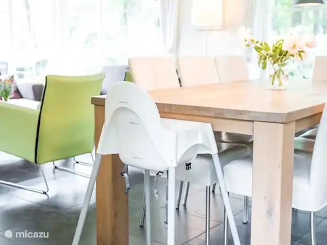 Bungalow La Paloma en Países Bajos, Güeldres, Beekbergen - villa Una práctica lámpara encima de la mesa con tres posiciones: luz apagada, normal y brillante