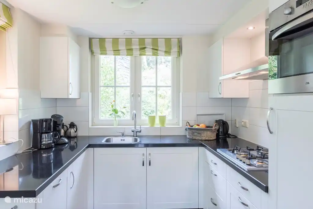 Keuken met alle benodigde voorzieningen.