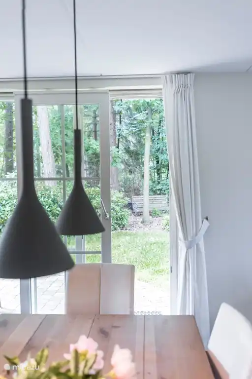 Uitzicht op eigen tuin en stukje bos