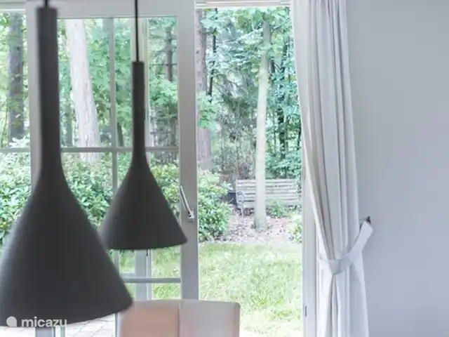 Bungalow La Paloma en Países Bajos, Güeldres, Beekbergen - villa Vista del jardín privado y trozo de bosque