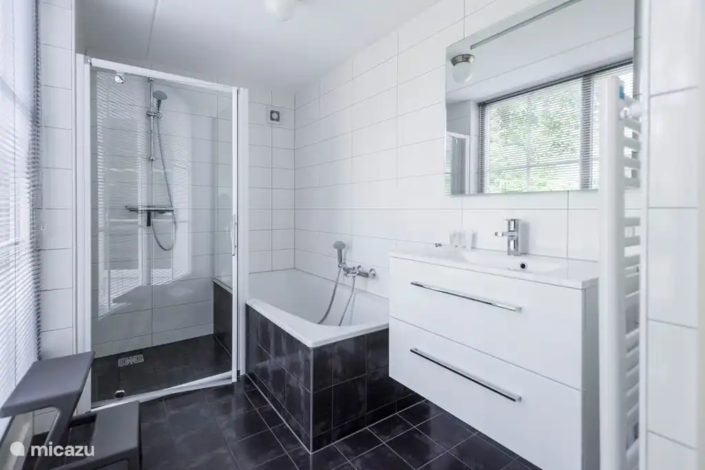 Badkamer beneden. Ligbad, douche en wastafel. 