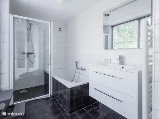 Bungalow La Paloma en Países Bajos, Güeldres, Beekbergen - villa Baño abajo. Bañera, ducha y lavabo.