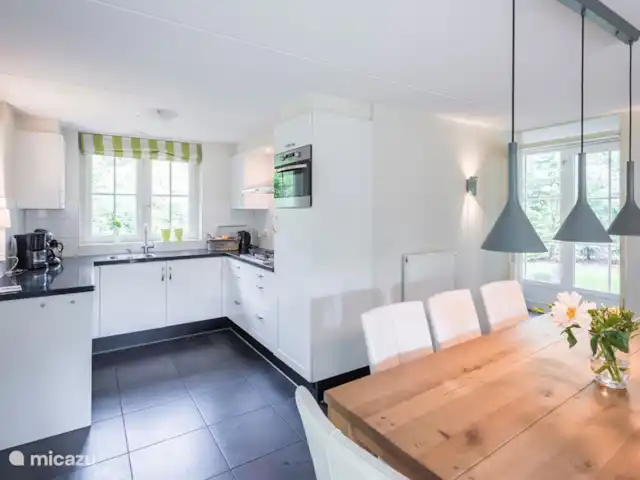 Bungalow La Paloma en Países Bajos, Güeldres, Beekbergen - villa Vista de la cocina desde el salón