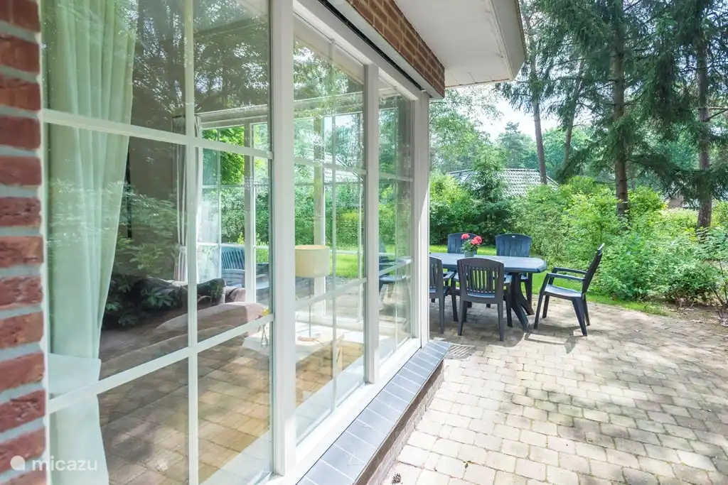 Het terras aan de Zuidoost kant. Andere huizen staan op afstand