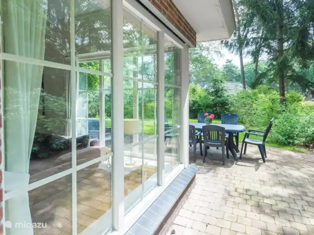 Bungalow La Paloma en Países Bajos, Güeldres, Beekbergen - villa La terraza en el lado sureste. Otras casas están a distancia.