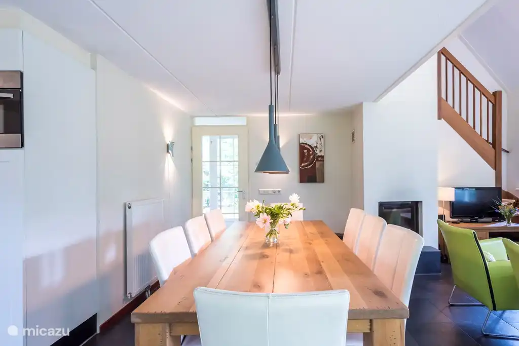 Ruime acht persoonstafel