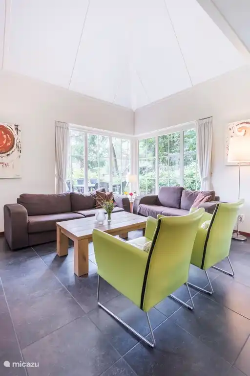 Stevige stoelen en een gemakkelijke bank
