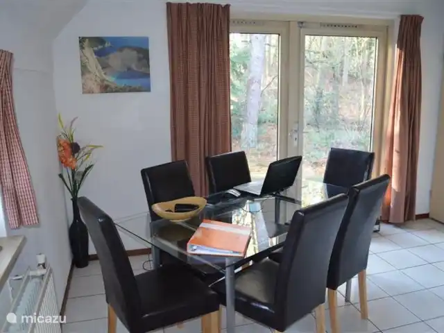 Villa Carpintero manchado en Países Bajos, Overijssel, IJhorst - casa vacacional mesa del comedor