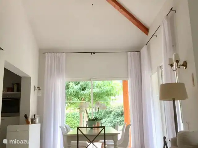 villa huren in Frankrijk, Ardèche, Vallon-Pont-d'Arc – Villa Marron 47 Eethoek met 8 eetstoelen grenzend aan veranda en keuken