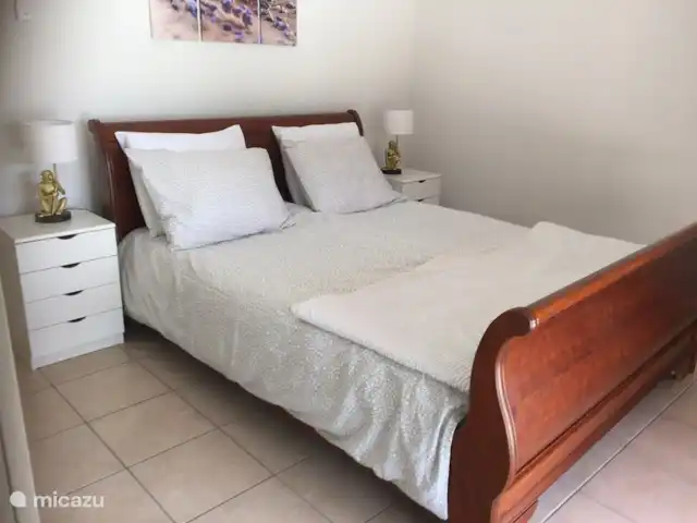 villa huren in Frankrijk, Ardèche, Vallon-Pont-d'Arc – Villa Marron 47 Eerste masterbedroom beneden met tweepersoonsbed, openslaande deuren naar terras, op deze verdieping is nog een slaapkamer met een eenpersoonsbed.