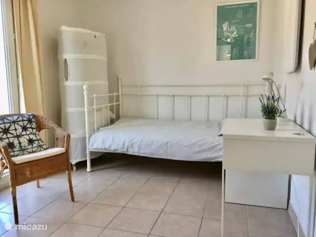 villa huren in Frankrijk, Ardèche, Vallon-Pont-d'Arc – Villa Marron 47 Eén persoons slaapkamer beneden met lekker bed, ook te gebruiken als speelkamer. Dus beneden en boven een master slaapkamer en boven ook nog een slaapkamer met 2 eenpersoons bedden.