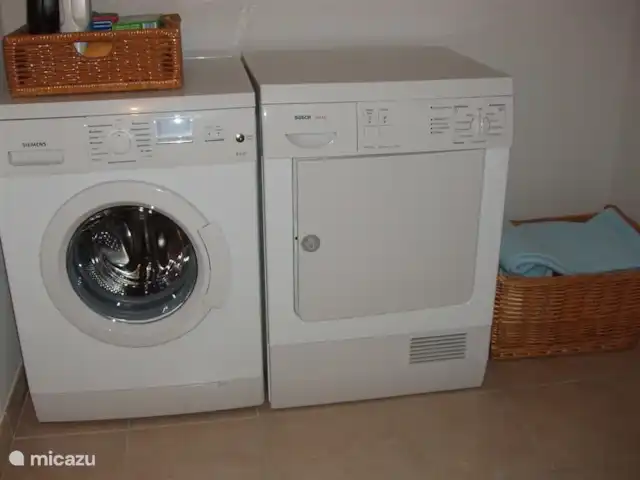 villa huren in Frankrijk, Ardèche, Vallon-Pont-d'Arc – Villa Marron 47 Wasmachine en droger aanwezig in aparte ruimte met strijkplank en voldoende bergruimte voor kleding.