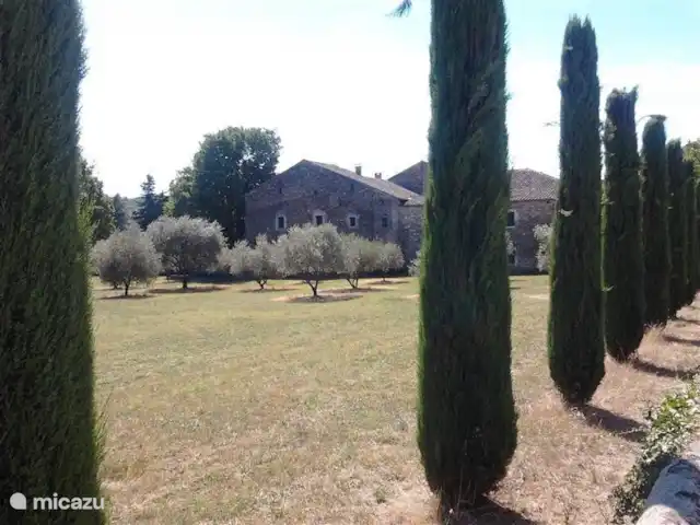 villa huren in Frankrijk, Ardèche, Vallon-Pont-d'Arc – Villa Marron 47 Doorkijkje in het oude dorp Vallon.