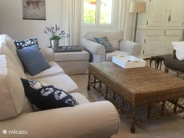 villa huren in Frankrijk, Ardèche, Vallon-Pont-d'Arc – Villa Marron 47 Sfeervolle woonkamer huiskamer wordt regelmatig opgefrist, met nieuwe hoezen en kussentjes.