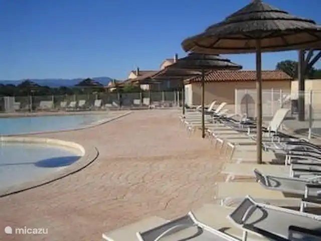 villa huren in Frankrijk, Ardèche, Vallon-Pont-d'Arc – Villa Marron 47 Het algemeen zwembad met apart peuterbadje en ligstoelen.....