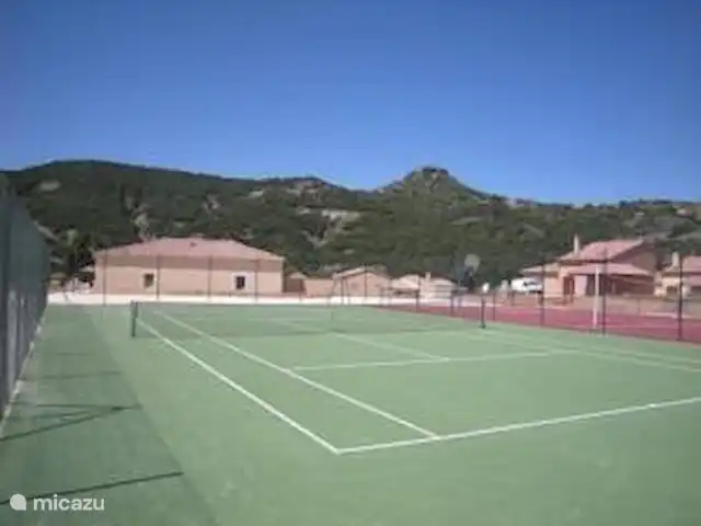 villa huren in Frankrijk, Ardèche, Vallon-Pont-d'Arc – Villa Marron 47 of nog even een balletje slaan op de twee tennisbanen....