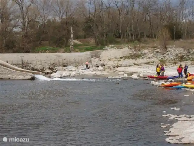 villa huren in Frankrijk, Ardèche, Vallon-Pont-d'Arc – Villa Marron 47 100 meter achter het huis, direct naar de rivier ook hier veel speelplezier mogelijk.