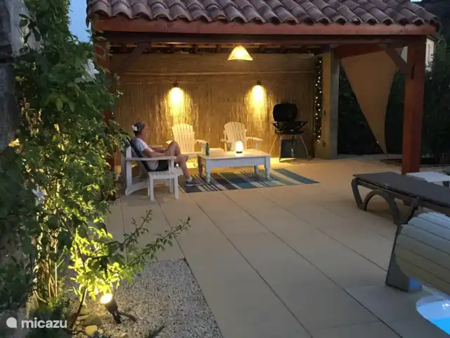 villa huren in Frankrijk, Ardèche, Vallon-Pont-d'Arc – Villa Marron 47 Uniek voor dit vakantiehuis is het prieel achterin de tuin. Een mooie vrijstaande extra overkapping met verlichting, alles in de stijl van het huis.