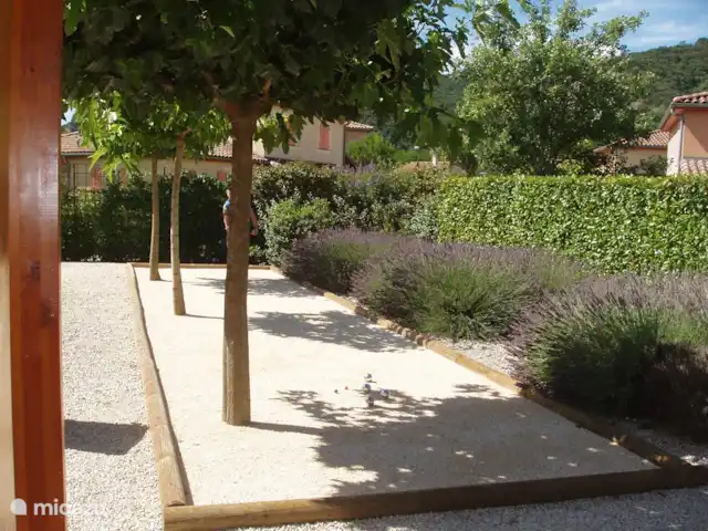 villa huren in Frankrijk, Ardèche, Vallon-Pont-d'Arc – Villa Marron 47 De in eigen tuin aangelegde jeu de boules baan van wedstrijdafmeting staat garant voor vele uurtjes vermaak