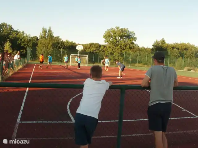 villa huren in Frankrijk, Ardèche, Vallon-Pont-d'Arc – Villa Marron 47 Op het domaine zijn voor de gasten 2 tennisbanen en een sportveld aangelegd, in het seizoen en ook in de meivakantie  wordt hier door de beheerders van alles georganiseerd. (op kleine schaal)