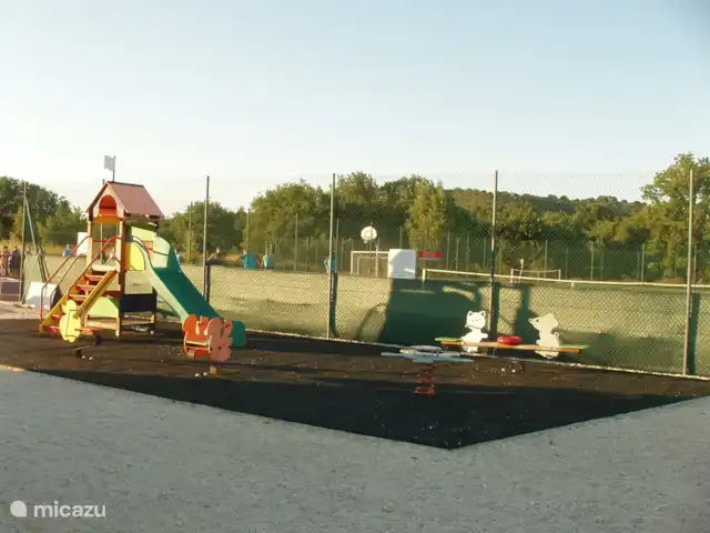 villa huren in Frankrijk, Ardèche, Vallon-Pont-d'Arc – Villa Marron 47 Ook aan de kleintjes is gedacht en kan er heerlijk worden gespeeld op het kinderspeelplaatsje.