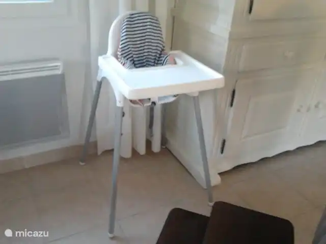 villa huren in Frankrijk, Ardèche, Vallon-Pont-d'Arc – Villa Marron 47 In de villa is ook aan onze kleine gasten gedacht en alles in de huurprijs inbegrepen, zoals deze kinderstoel.