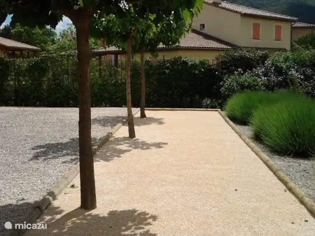 villa huren in Frankrijk, Ardèche, Vallon-Pont-d'Arc – Villa Marron 47 In de tuin een mooie jeu de boulebaan van wedstrijdafmetingen die garant staat voor vele uurtjes speelplezier in uw eigen tuin....