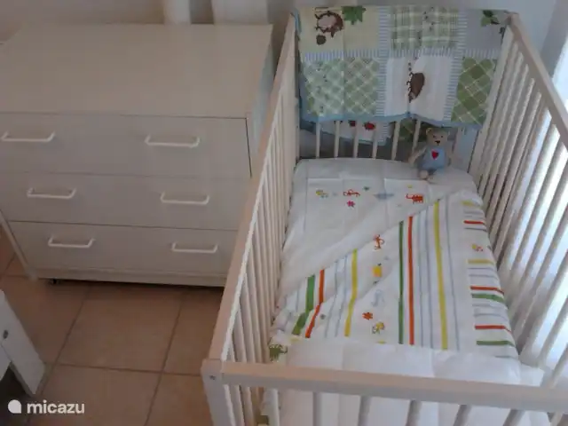 villa huren in Frankrijk, Ardèche, Vallon-Pont-d'Arc – Villa Marron 47 Ook voor de kleine gasten is alles aanwezig, ook bij de trap zijn zowel naar boven als naar beneden traphekjes geplaatst die door de consumentenbond zijn goedgekeurd. Het ledikantje kan in elke slaapkamer worden bijgeplaatst en is opgemaakt bij aankomst indien gewenst. Dit alles zonder extra kosten.