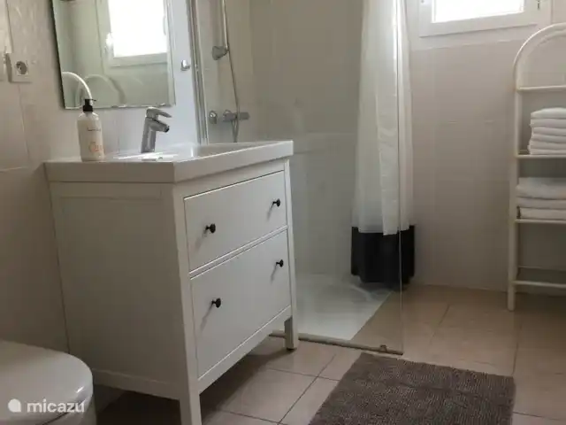 villa huren in Frankrijk, Ardèche, Vallon-Pont-d'Arc – Villa Marron 47 Er zijn in de villa 2 badkamers deze is boven met een mooie ruime inloopdouche met glaswand. Beneden een zelfde badkamer, met ligbad met douchemogelijkheid.