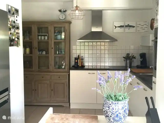 villa huren in Frankrijk, Ardèche, Vallon-Pont-d'Arc – Villa Marron 47 Keuken met alle apparatuur, zoals vaatwasser, vriezer, koelkast, oven en magnetron.