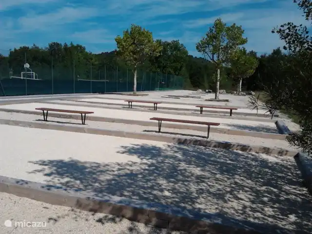 villa huren in Frankrijk, Ardèche, Vallon-Pont-d'Arc – Villa Marron 47 Bij de receptie zijn, naast de baan in de eigen tuin, ook jeu de boules banen. In het hoogseizoen worden  hier regelmatig wedstrijdjes gehouden.