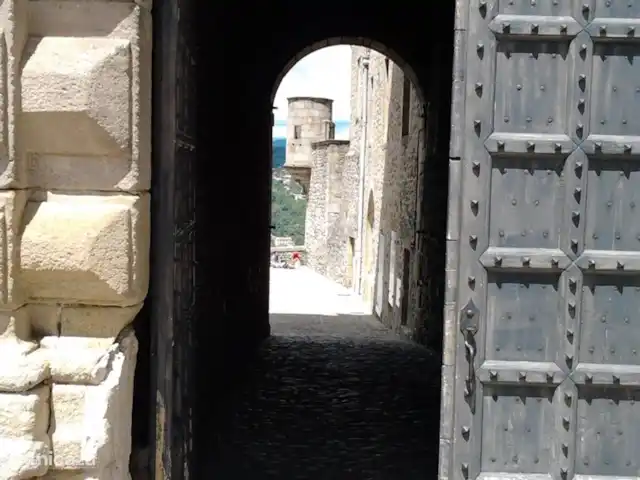 villa huren in Frankrijk, Ardèche, Vallon-Pont-d'Arc – Villa Marron 47 Doorkijkje kasteel Aubenas.