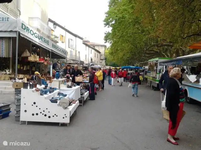 villa huren in Frankrijk, Ardèche, Vallon-Pont-d'Arc – Villa Marron 47 De markten zijn ook in voor en najaar het boeken waard, hier de markt op vrijdag in Barjac.
