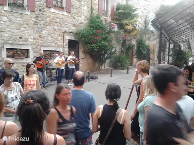 villa huren in Frankrijk, Ardèche, Vallon-Pont-d'Arc – Villa Marron 47 Het begin van de zomer op 21 juni wordt in Frankrijk en dus ook in Vallon Pont d'Arc gevierd met muziek op bijna elke straathoek, dit is het fete de la Musique.