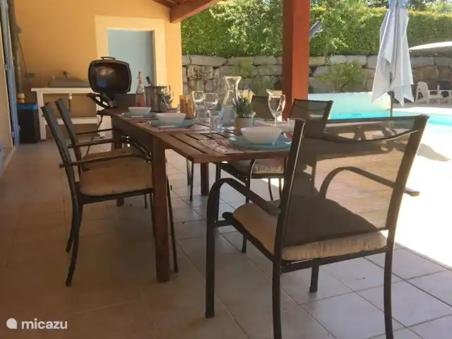 villa huren in Frankrijk, Ardèche, Vallon-Pont-d'Arc – Villa Marron 47 Naast de extra vrijstaande overkapping is ook de overkapping aan het huis vergroot met 21m2 , nu is er een mooie ruimte van 36 m2 ontstaan om altijd in de schaduw BBQ'en, lunchen en ontbijten.